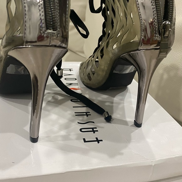 ⬇️PRICE⬇️ 
Fashion Nova  -  Clear/ Grey Cut out Bootie - size 7.5 - Picture 7 of 10